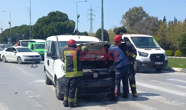 Hafif ticari araç ile otomobil çarpıştı: 3 yaralı
