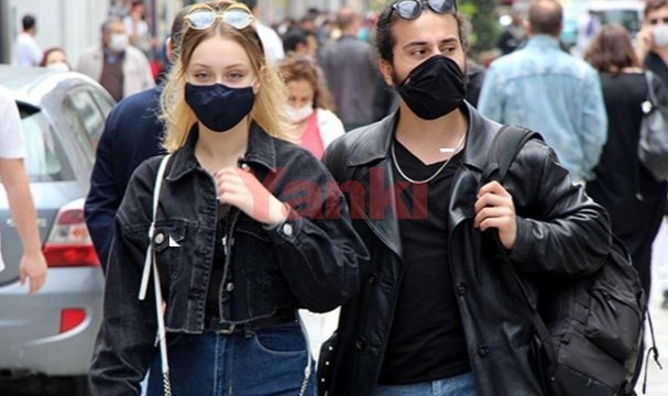 Maske kullanma zorunluluğu, toplu taşıma ve sağlık kuruluşları hariç kaldırıldı