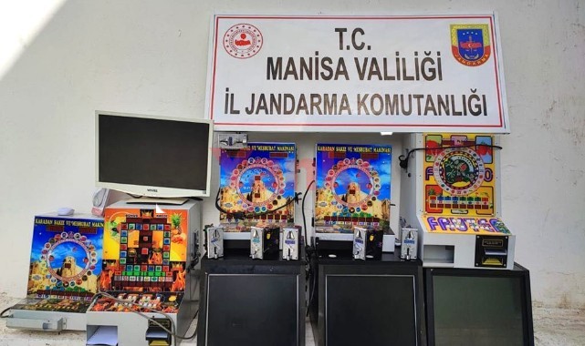 Otomobilde kumar makinesiyle gezip, kumar oynatan şüphelilere jandarmadan operasyon