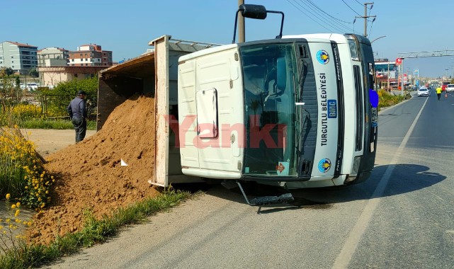 Toprak yüklü kamyon devrildi, sürücüsü yara almadan kurtuldu