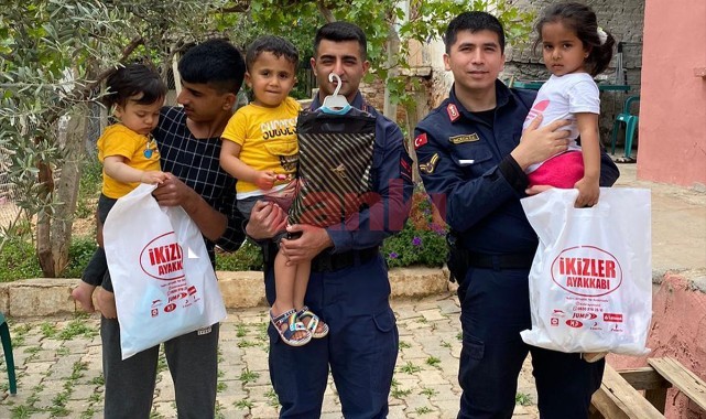 Ahmetli'de jandarma personelinden 60 çocuğa bayramlık hediye