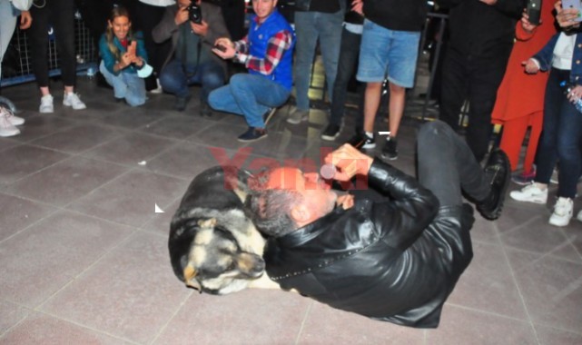 Haluk Levent, sokak köpeğiyle yere uzanarak seslendirdiği şarkılarla hayranlarını coşturdu