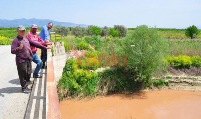 Nif Çayı, kamyondan dökülen atıklar nedeniyle kırmızı akmış 