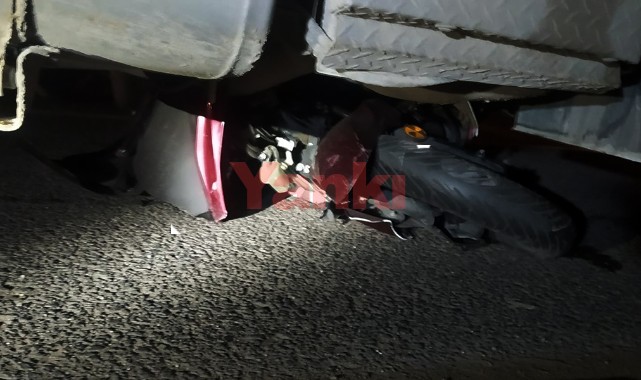 TIR'ın altında kalan genç motosikletli ağır yaralandı