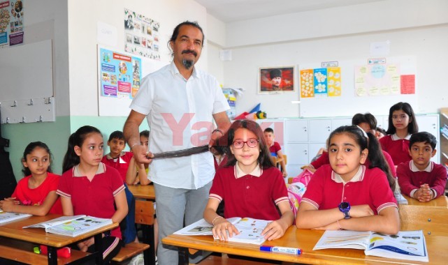 Uzattığı saçlarını bağışlayan Murat öğretmen, öğrencileriyle kanser hastalarına umut oldu