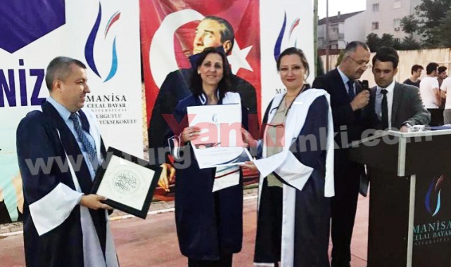 52 yaşındaki ev hanımı üniversiteyi birincilikle tamamladı