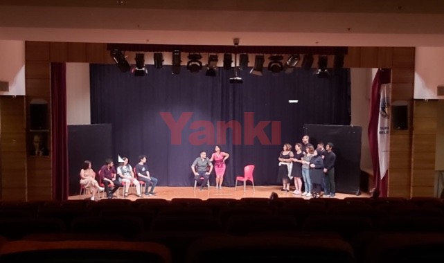 AKM Yetişkin Tiyatro Ekibi’nden Yeni Oyun: “Yakından Kumanda”