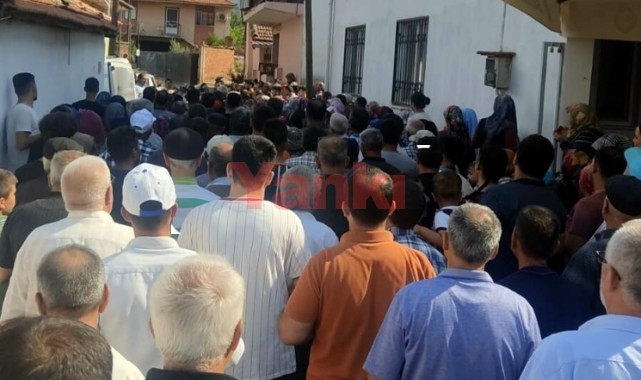 Evlerinde bıçaklanarak öldürülen çift toprağa verildi, 17 yaşındaki oğulları tutuklandı