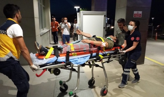 Kavga eden iki grubu ayırmaya çalışan polise kamyonet çarptı