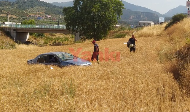 Otomobil buğday tarlasına uçtu, sürücüsü yara almadan kurtuldu