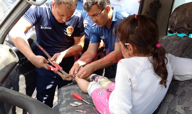 Parkta bulduğu kelepçeyi ayak bileğine takan çocuğun yardımına itfaiye koştu