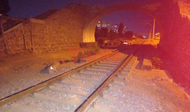 Tren rayının yanında özçekim yapan genç kıza vagon çarptı!