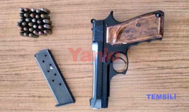 Üzerinde ruhsatsız silah ve polis telsizi bulunan kişi yakalandı