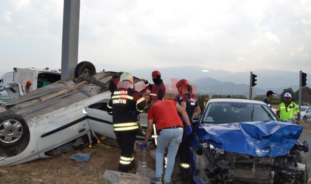 Salihli'de iki otomobil çarpıştı: 3 ölü, 2 yaralı
