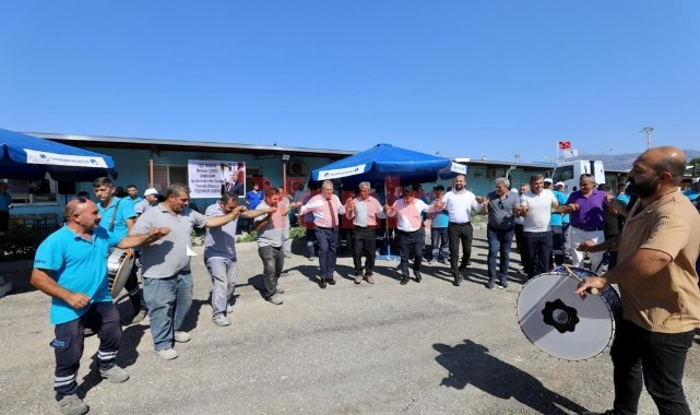 Yüzde 78 zam alan belediye işçileri, başkanı davul zurnayla karşıladı