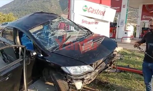 Akaryakıt istasyonu tabelasına çarpan otomobildeki 2 kişi yaralandı