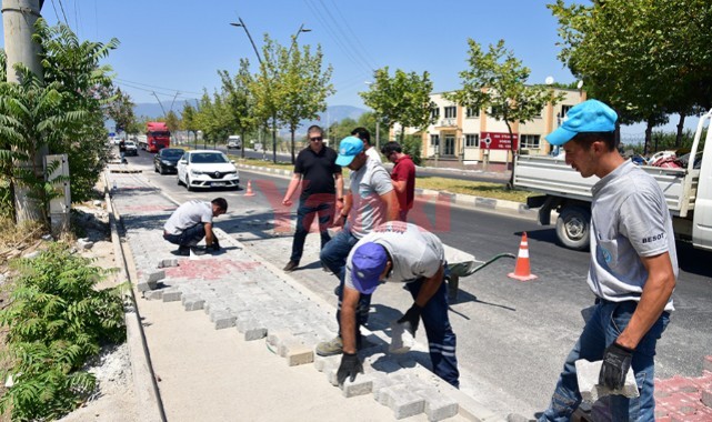 Eski Manisa Yolu'nda asfaltlamanın ardından kaldırım düzenlemesi