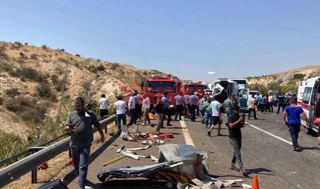 Gaziantep'te kaza yapan araca müdahale eden ekiplere yolcu otobüsü çarptı, 16 kişi öldü