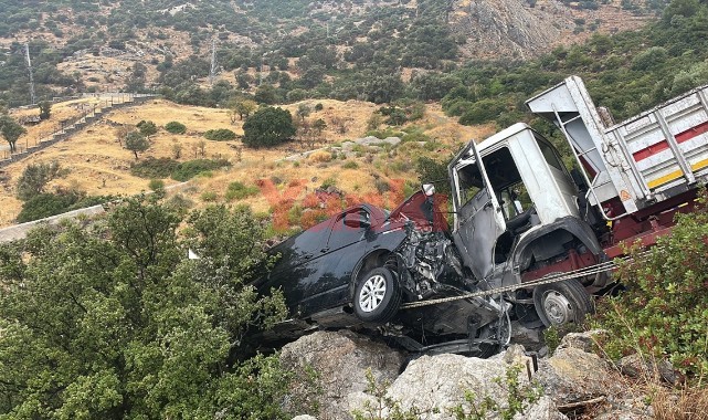 Kaza geçirdiği minibüste sıkışan İbrahim Tatlıses, araçtan çıkarıldı