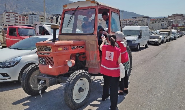 Manisa Kızılay'dan Emekçilere Serinleten İkram
