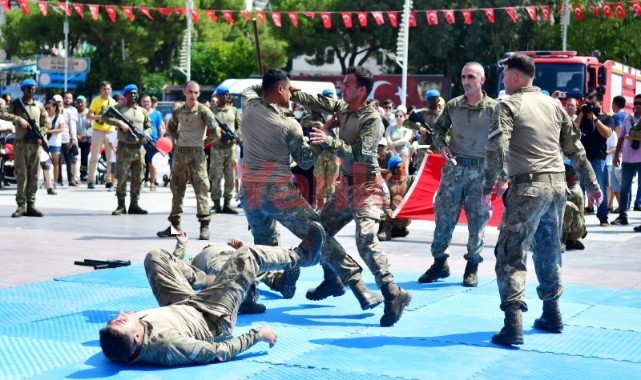 Manisalılar 30 Ağustos Zafer Bayramını böyle kutladı 