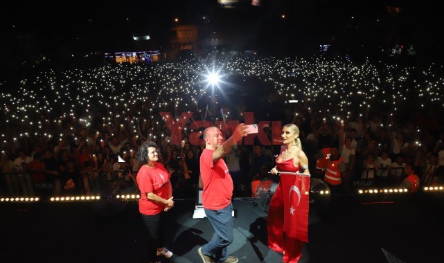 Turgutlu'da İrem Derici ile Zafer Bayramı konseri