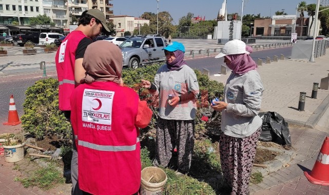 Türk Kızılay Manisa'dan Çiftçi ve Tarım İşçilerine Tarlada Aşure İkramı