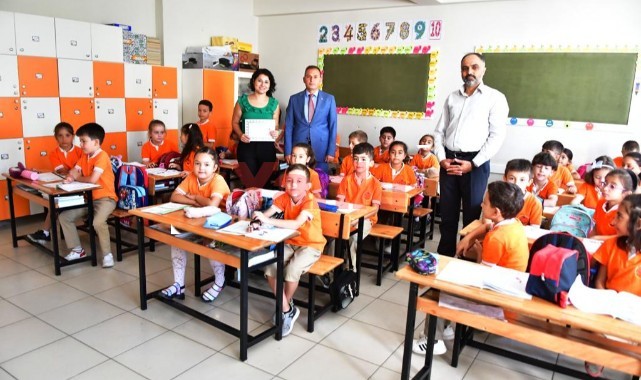 Manisalı Nazlı öğretmen ve öğrencileri bu kez işitme engelliler için kolları sıvadı