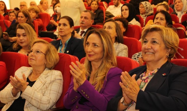 AK Parti'den CHP'ye Katılan 200 Kadının Rozetini Nazlıaka Taktı