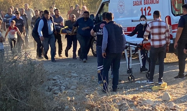 Devrilen traktörün altında kalan sürücü yaralandı