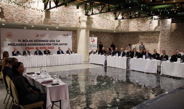 Ege'deki 6 ilin valisi düzensiz göçle mücadele toplantısında bir araya geldi