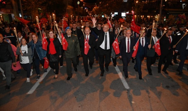 Manisa'da Cumhuriyet Coşkusu Fener Alayı İle Sürdü