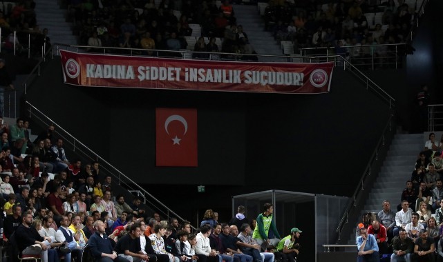 Manisa jandarmasından basketbol maçında "kadına şiddete" karşı pankart
