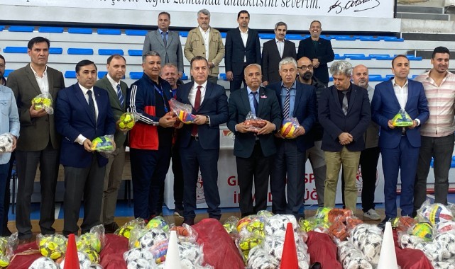 Turgutlu'da okullara spor malzemeleri dağıtıldı