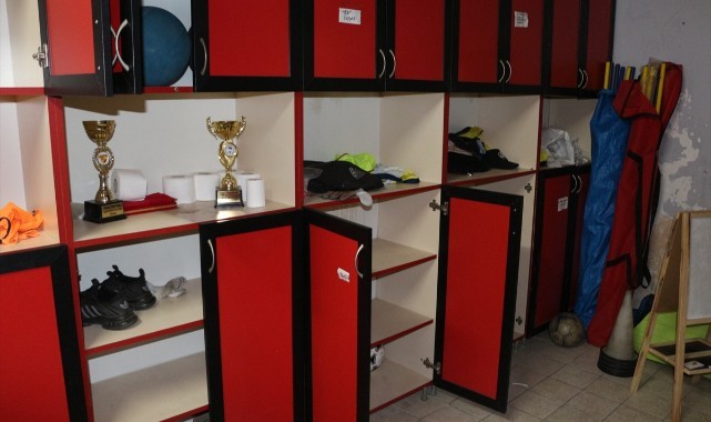 Turgutlu'daki spor okulundan idman malzemeleri çalındı