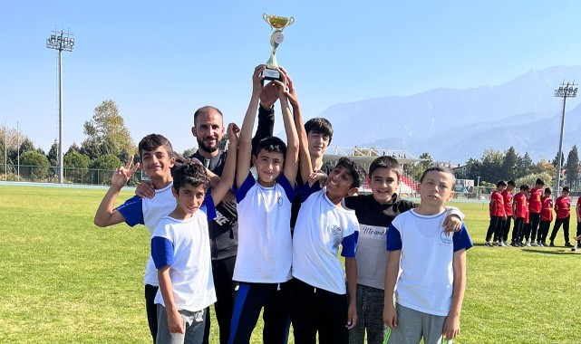 Turgutlulu atletizm sporcuları Cumhuriyet Kupasında il 3.sü oldu