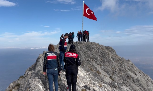 1517 metre rakımlı Spil'in zirvesinde "Kadına El Kalkamaz" pankartı açtılar