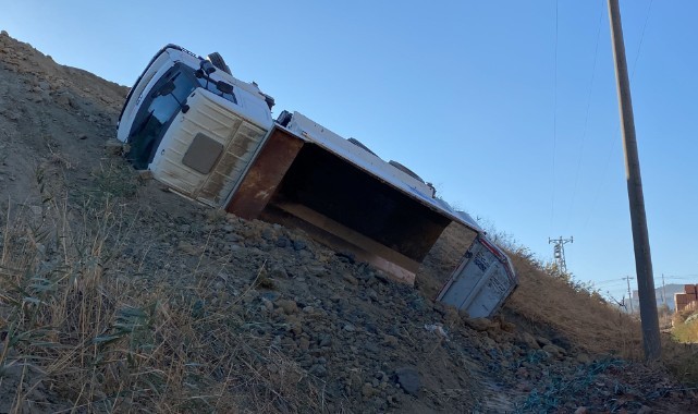 Şaftı kopan kamyon devrildi: 1 yaralı