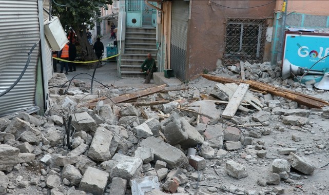 Sağlık Bakanı Koca: İzmir'deki depremden panik sebebiyle 64 kişi etkilendi, 1'i ağır 7 kişinin tedavisi sürüyor