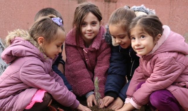 Turgutlu'da anasınıfı öğrencileri lavanta bahçesi oluşturdu