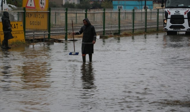 Turgutlu'da sağanak hayatı olumsuz etkiledi