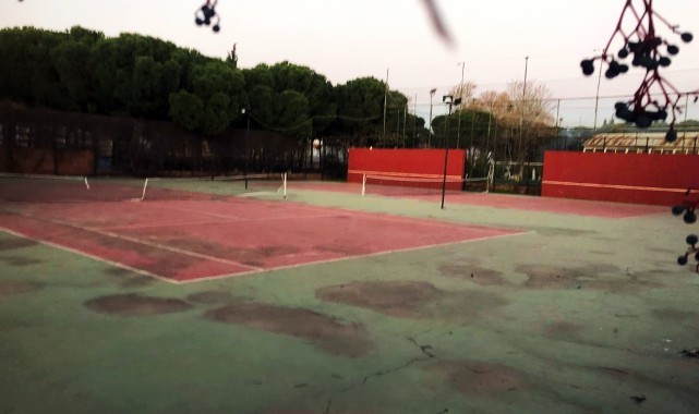 Atatepe'deki tenis kortları Turgutlu'ya yakışmıyor!