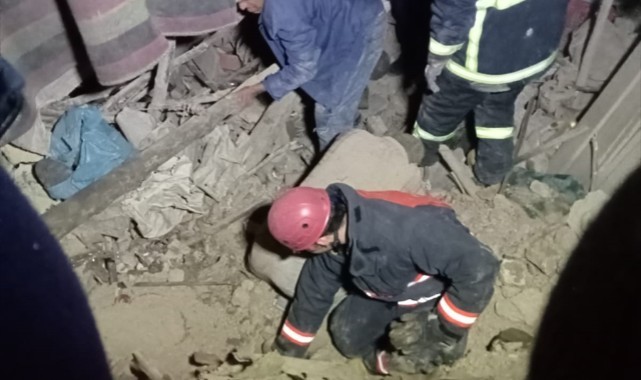 Çöken çatının altında kalan kişi yaralandı
