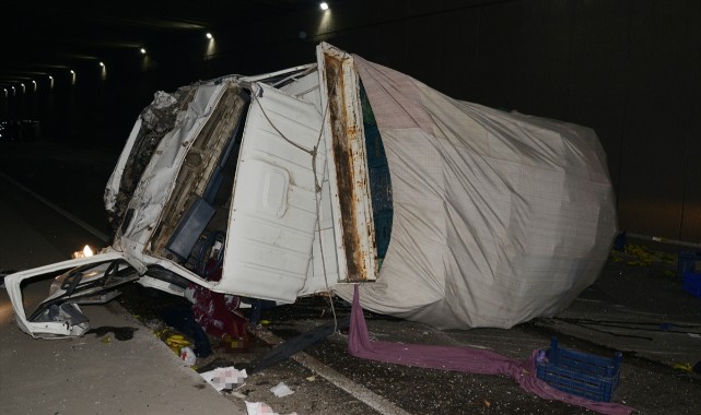 Kamyonet ile minibüs çarpıştı, 4 kişi yaralandı