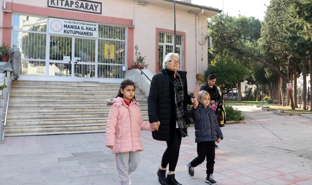 Manisalı kitapsever, kütüphane sevgisini torunlarına da aşıladı