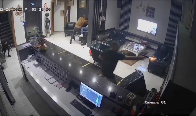 Otel lobisinde 4 kişinin yaralandığı silahlı kavga güvenlik kamerasında
