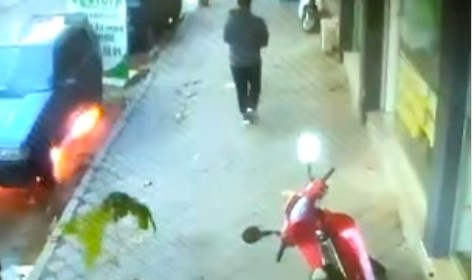 Park halindeki otomobilde patlama korkuttu