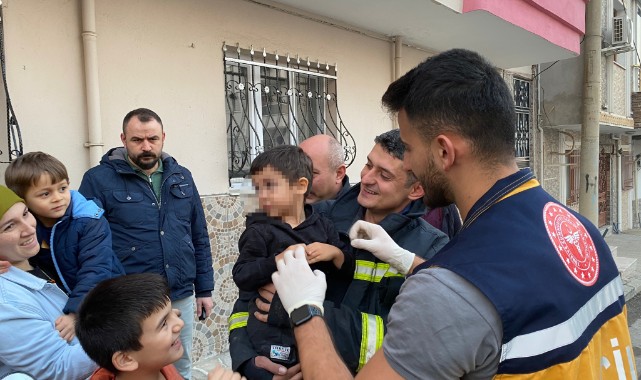 Parmakları çelik kapıya sıkışan çocuğu itfaiye kurtardı