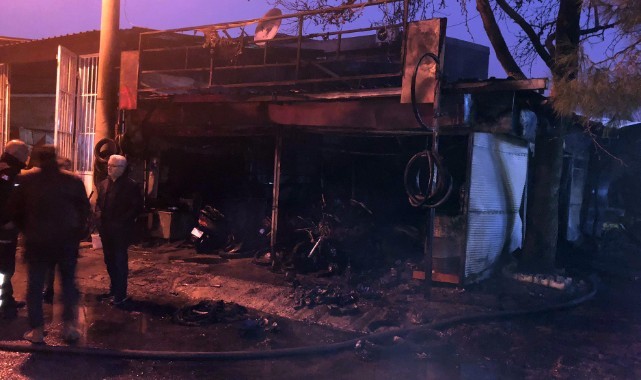 Sanayi sitesinde yangın çıkan iş yeri kullanılmaz hale geldi