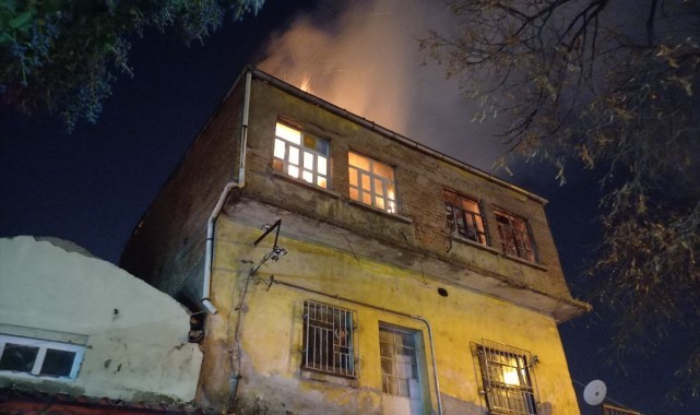 Tarihi çarşıdaki iş yerinde çıkan yangın hasara neden oldu